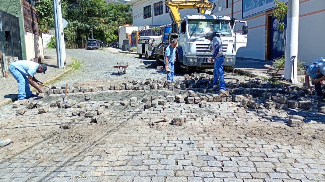 prefeitura-realiza-reparos-em-calcamento-de-ruas