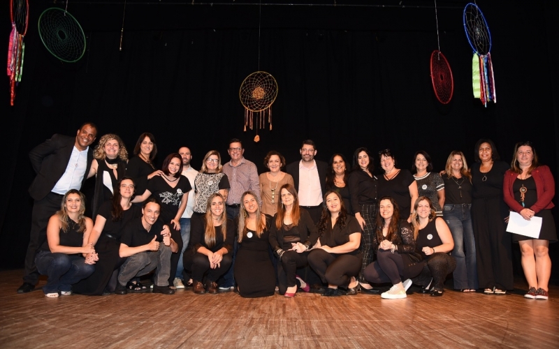 Diplomação reúne diretores escolares no Teatro Municipal