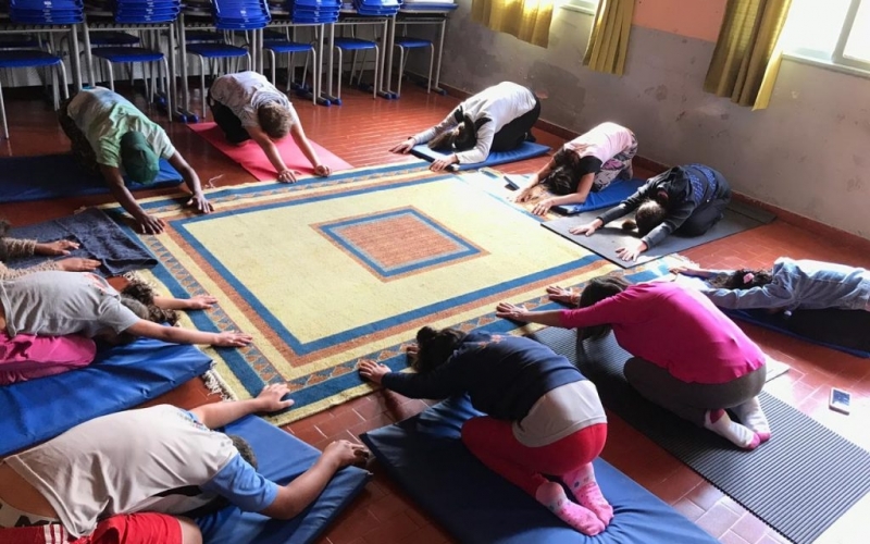 Projeto Yoga na Escola produz resultados positivos com alunos