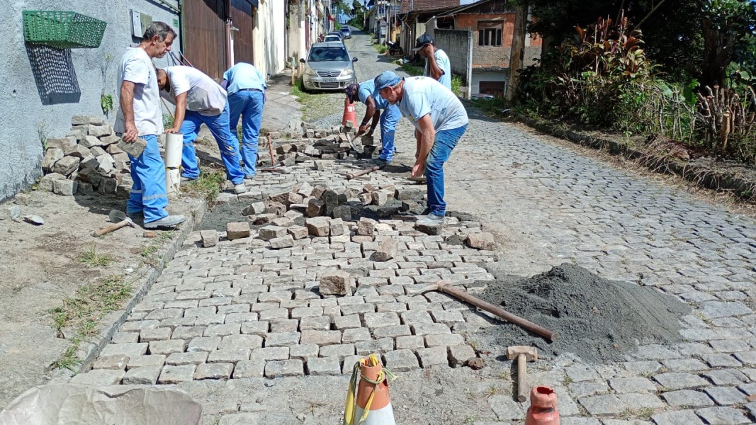 secretaria-de-infraestrutura-e-obras-realiza-servicos-de-manutencao-em-ruas