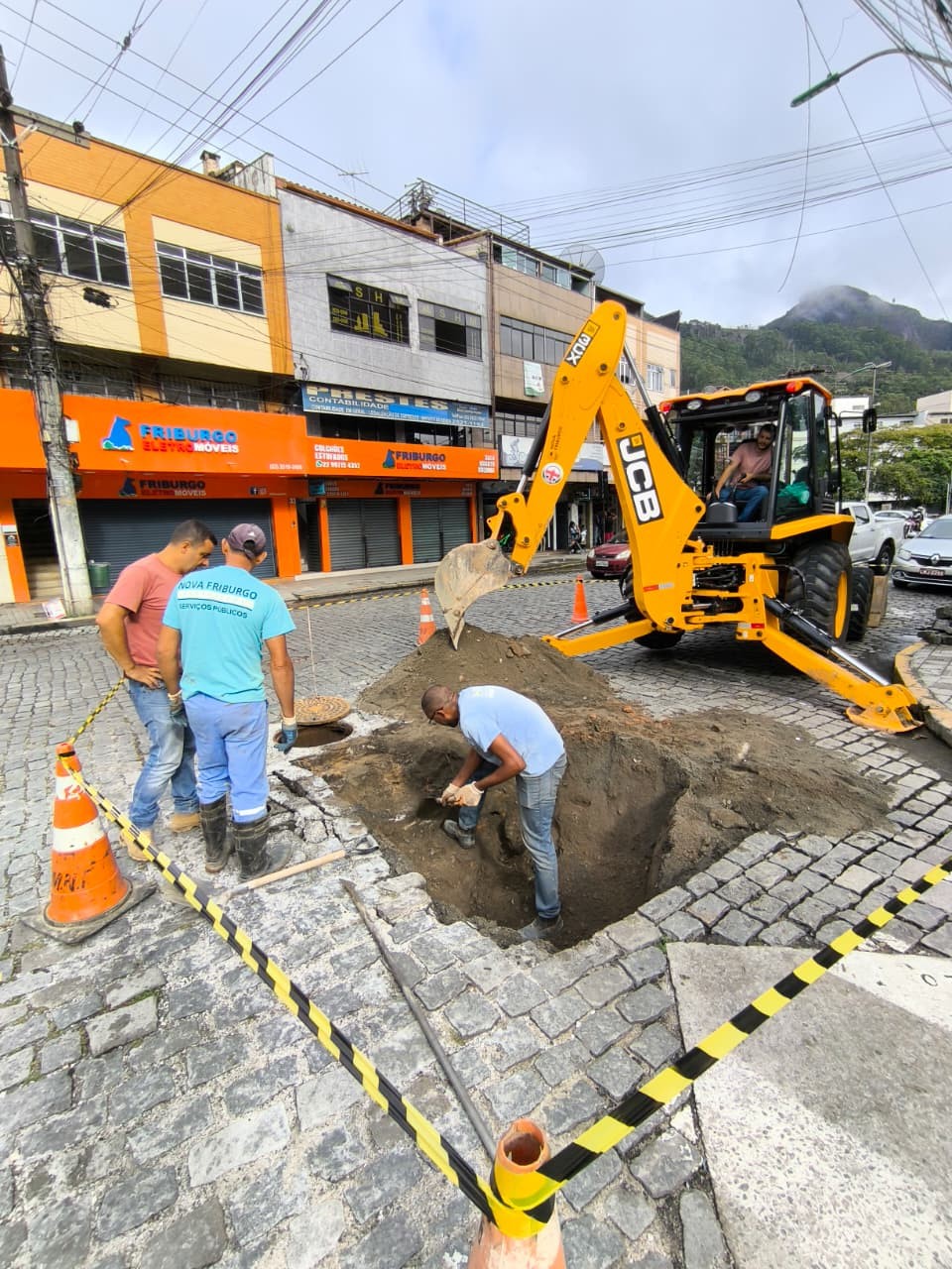 prefeitura-realiza-reparos-na-rede-de-aguas-pluviais-no-centro-e-no-cordoeira