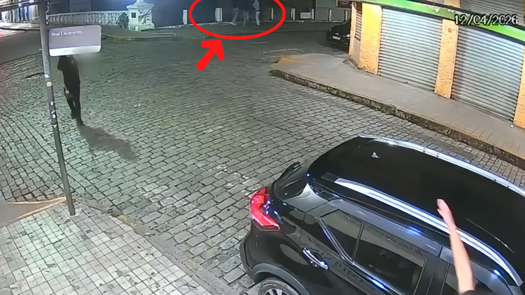 jovens-sao-flagrados-jogando-conteiner-de-lixo-dentro-de-rio-em-nova-friburgo