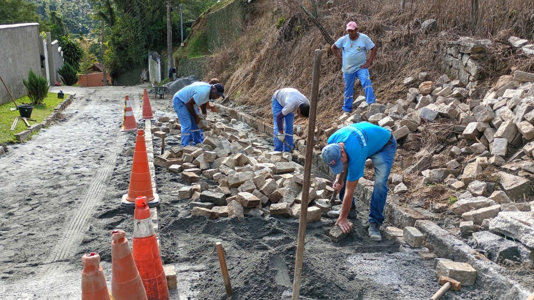 secretaria-de-infraestrutura-e-obras-faz-reparos-em-vias-e-redes-de-drenagem