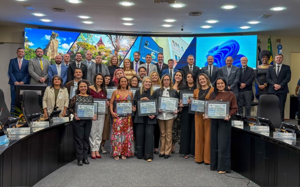 profissionais-da-rede-municipal-de-ensino-recebem-homenagem-da-camara-de-vereadores