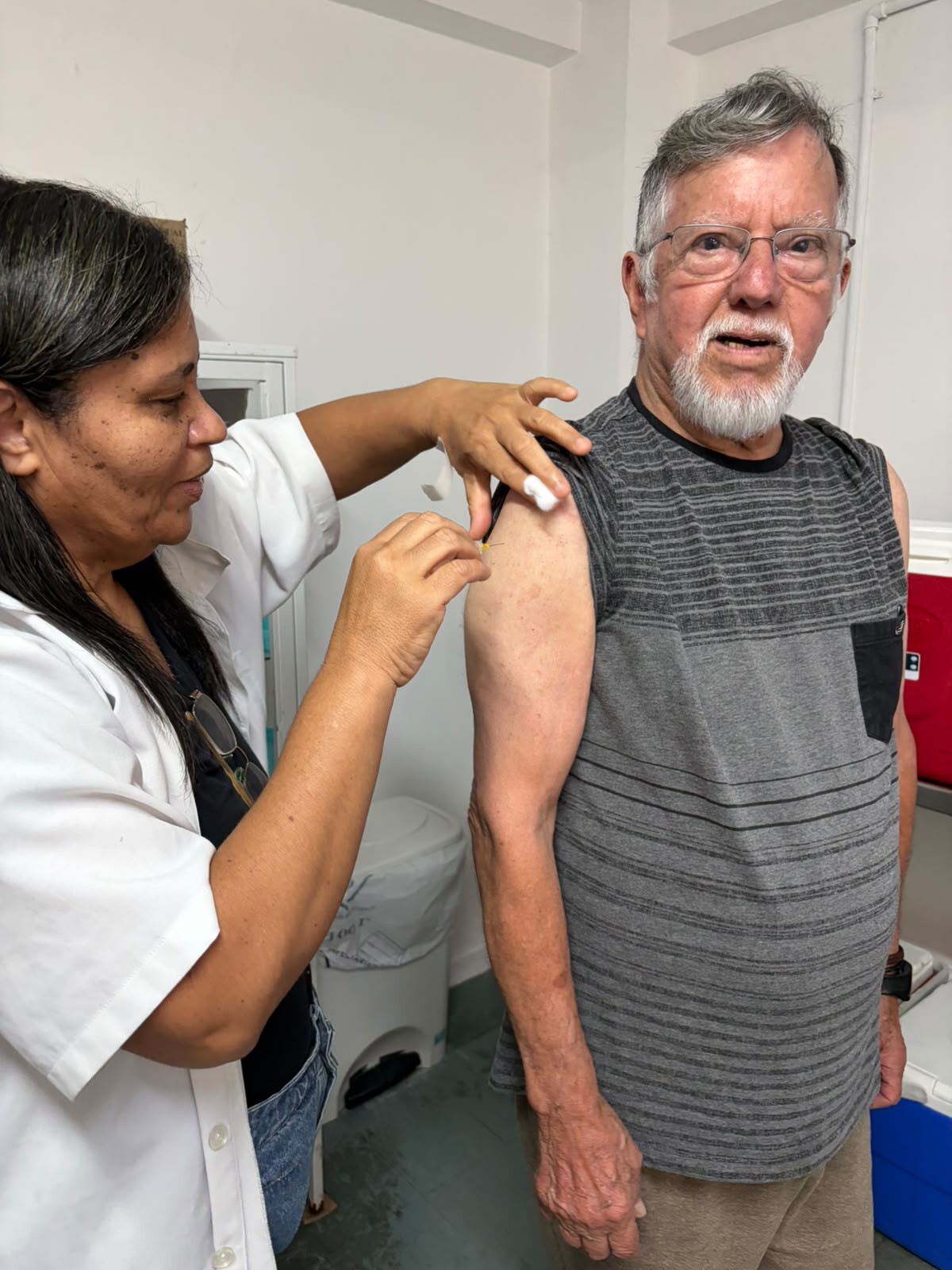 idoso-de-91-anos-e-o-primeiro-imunizado-com-a-vacina-pneumococica-20-em-nova-friburgo