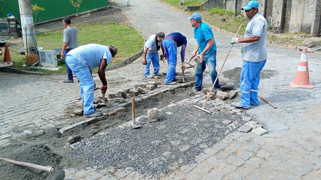 reparos-em-calcamentos-e-servicos-de-manutencao-sao-realizados-em-amparo-e-em-bairros-do-centro